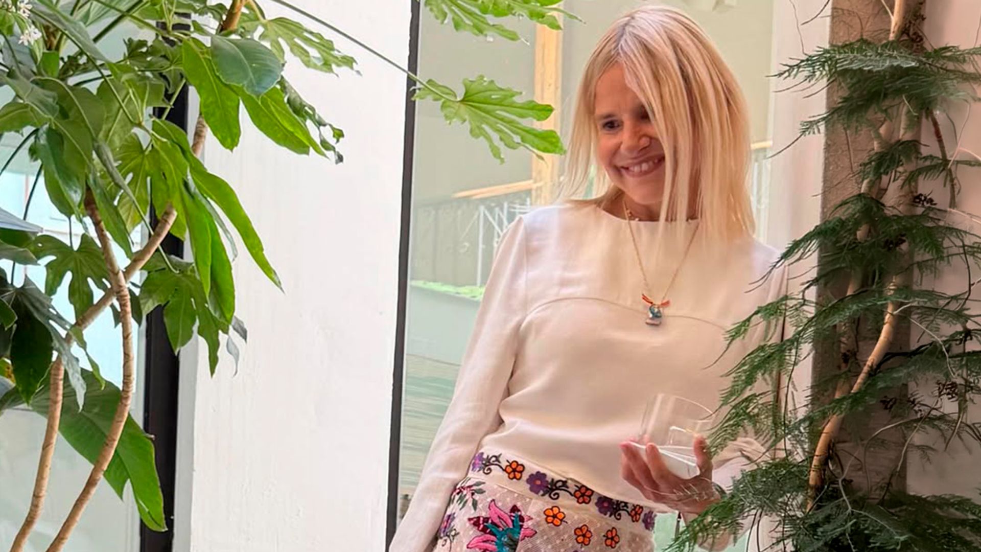 Eugenia Martínez de Irujo recupera su falda preferida: un diseño boho y transparente con flores bordadas de sus pinturas