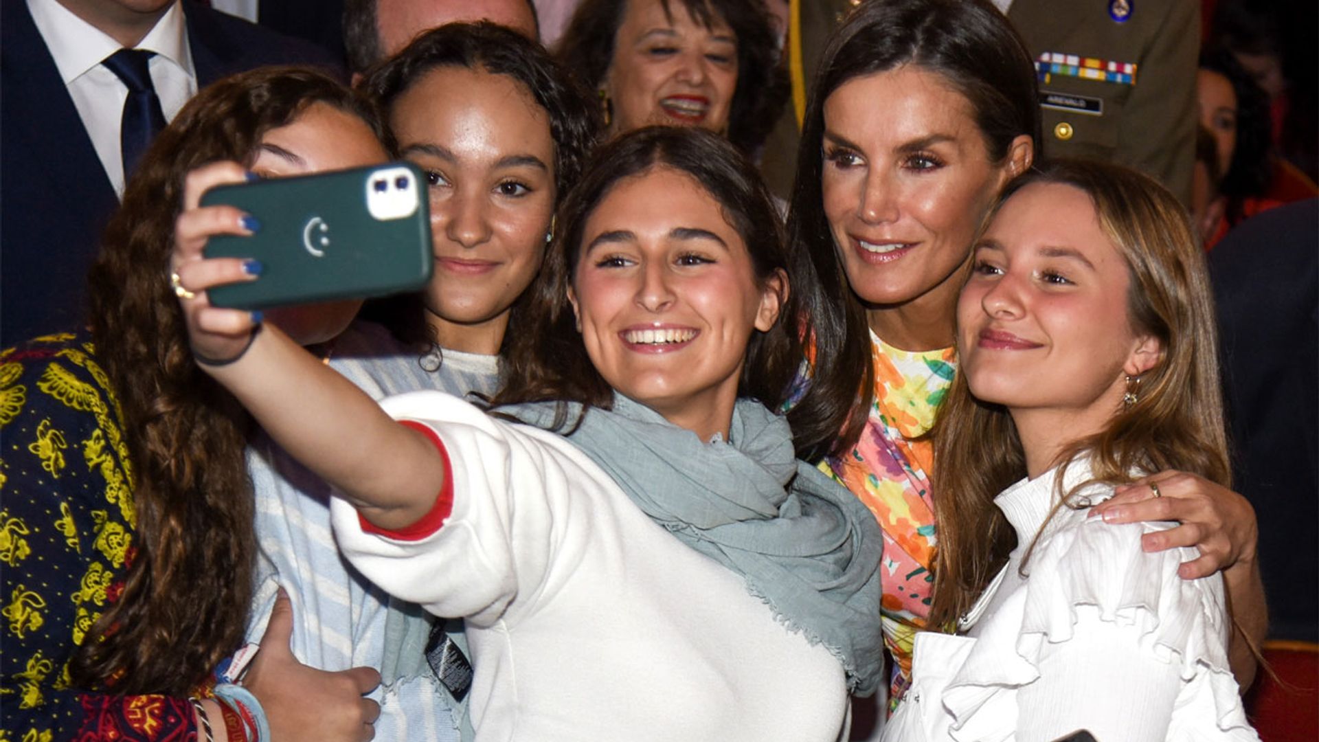 El divertido momento viral de la reina Letizia con una joven estudiante en el Gran Teatro de Córdoba