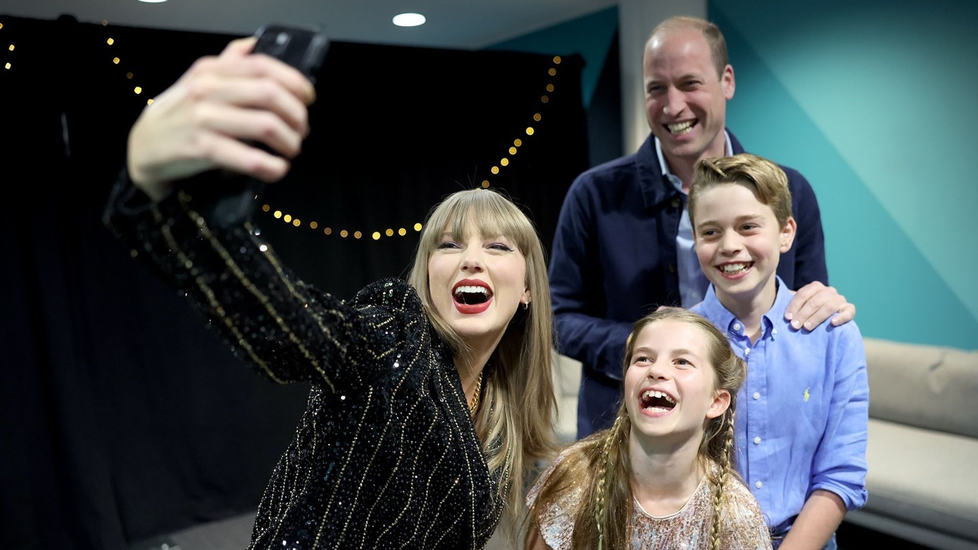 Taylor Swift con el príncipe William y sus hijos; la princesa Charlotte y el príncipe Louis.