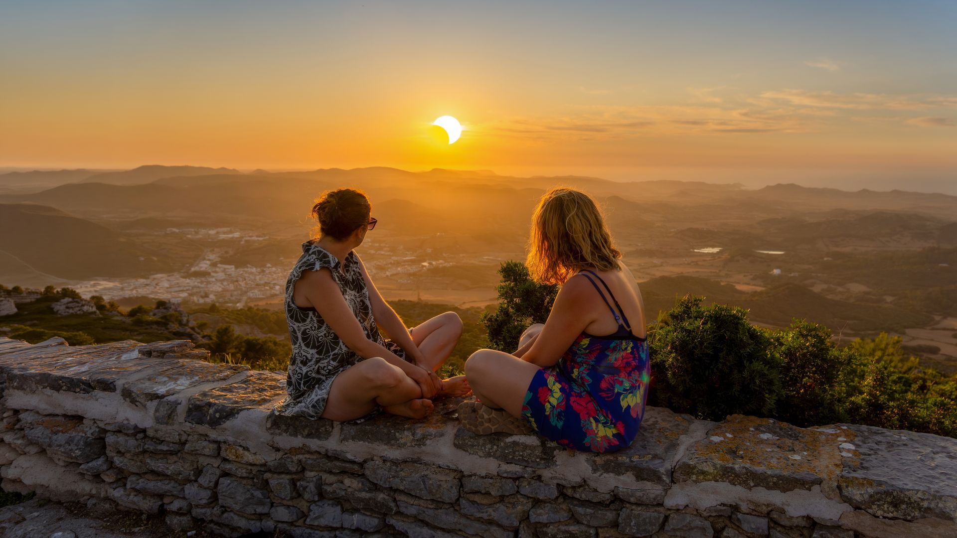 Del mar a la montaña: los mejores sitios de España para disfrutar del eclipse solar