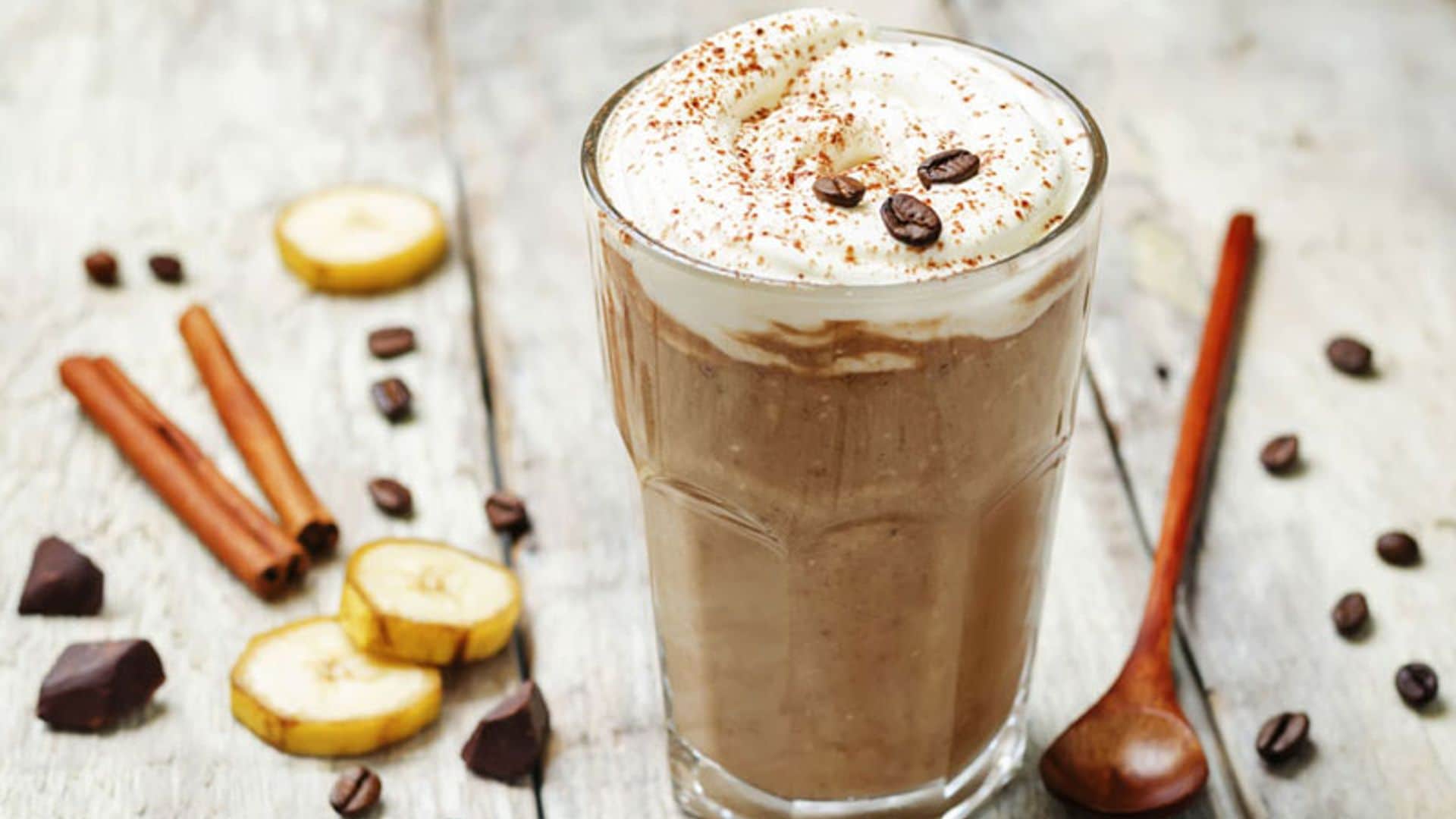 'Smoothie' de café, chocolate y plátano con espuma de coco