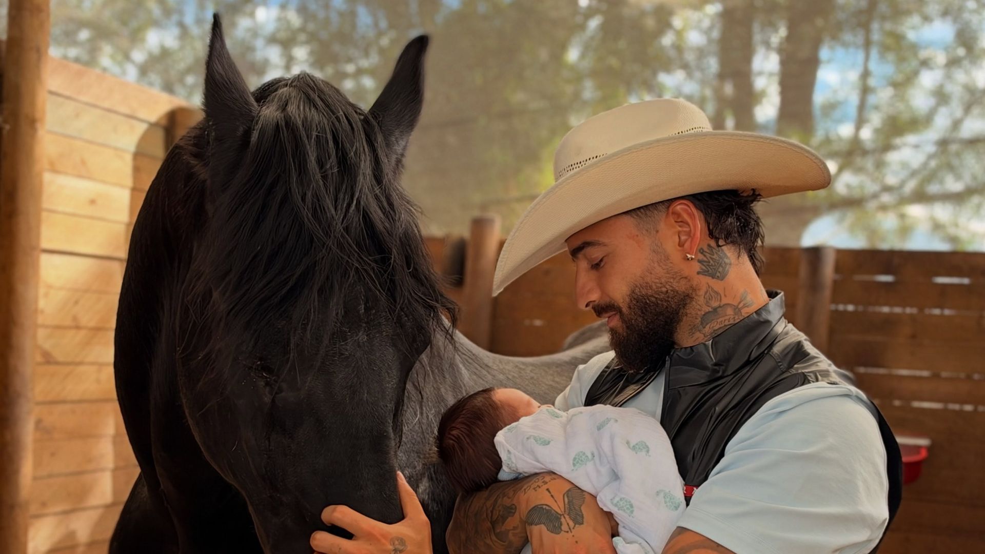 Maluma compartió entrañables fotos de su vida familiar desde su rancho en Colombia.