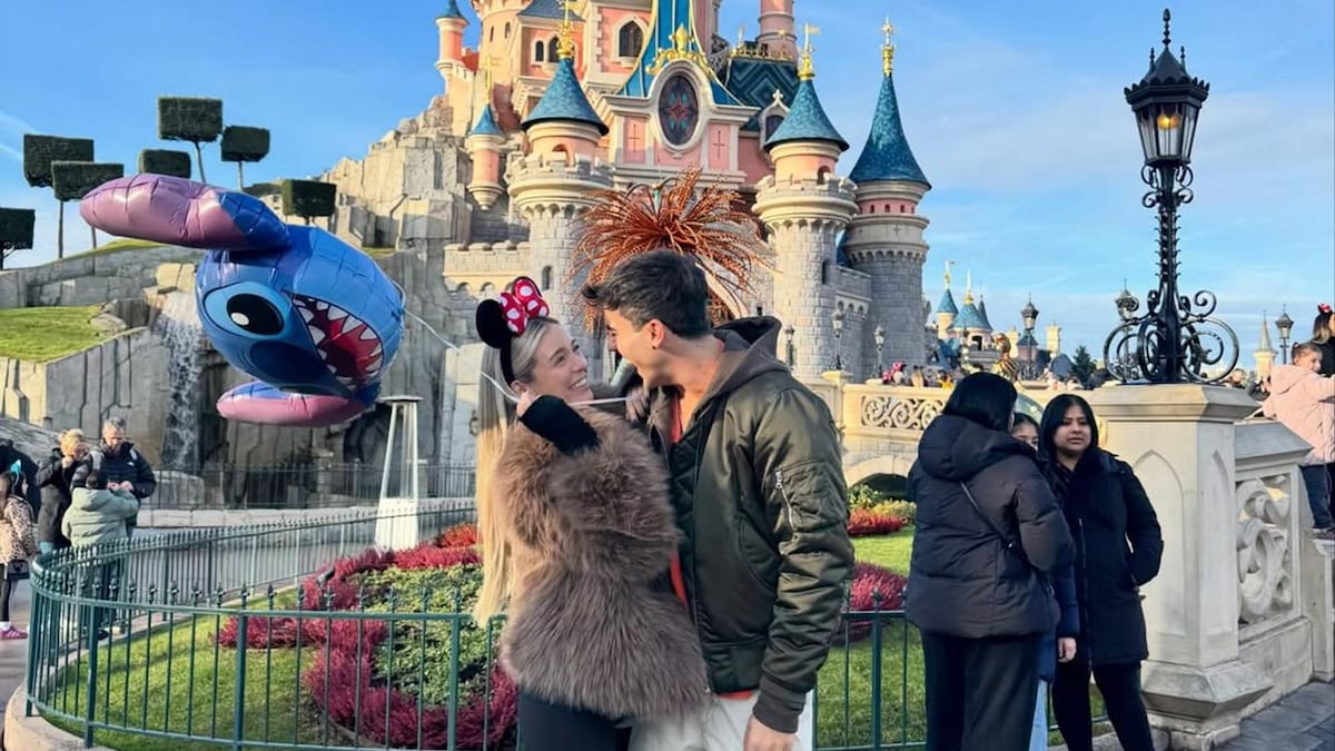 Óscar Casas y Ana Mena, un romance de cuento: su plan más divertido en Disneyland París antes de estrenar su película juntos