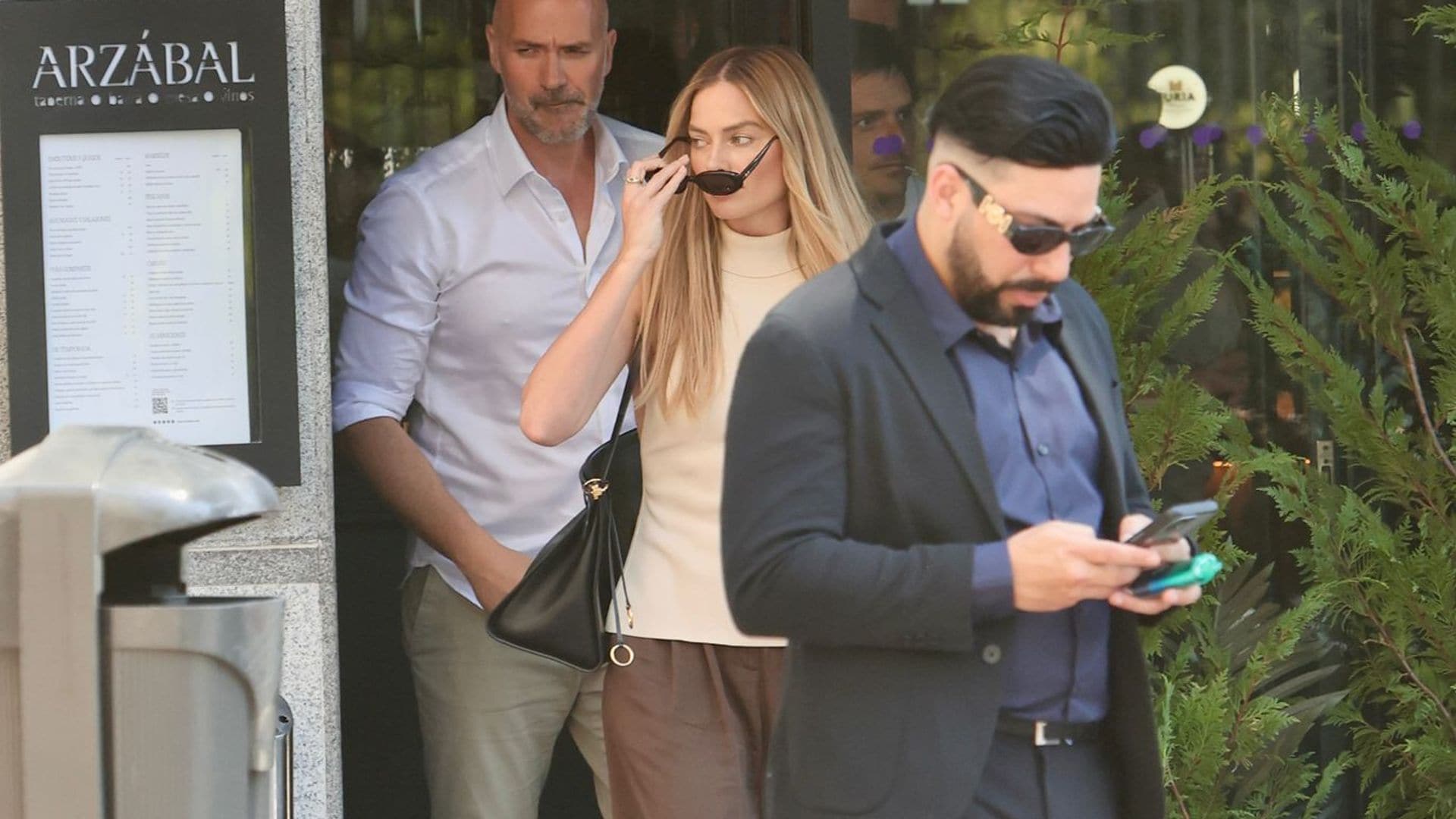 Qué hace Margot Robbie en Madrid: la actriz sorprende con su visita 8 meses después de ser mamá