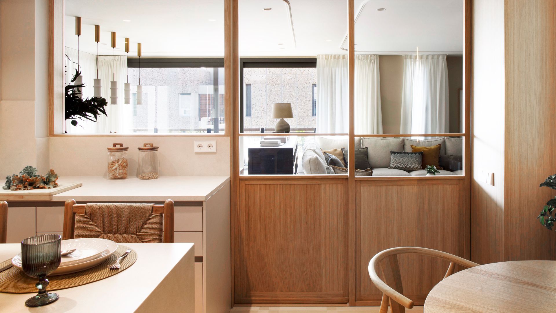 Cocina con puertas correderas de cristal y madera, tipo pasaplatos, cocina con comedor 