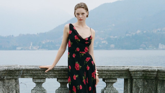 Mujer con vestido de flores negro y rojo de Mango