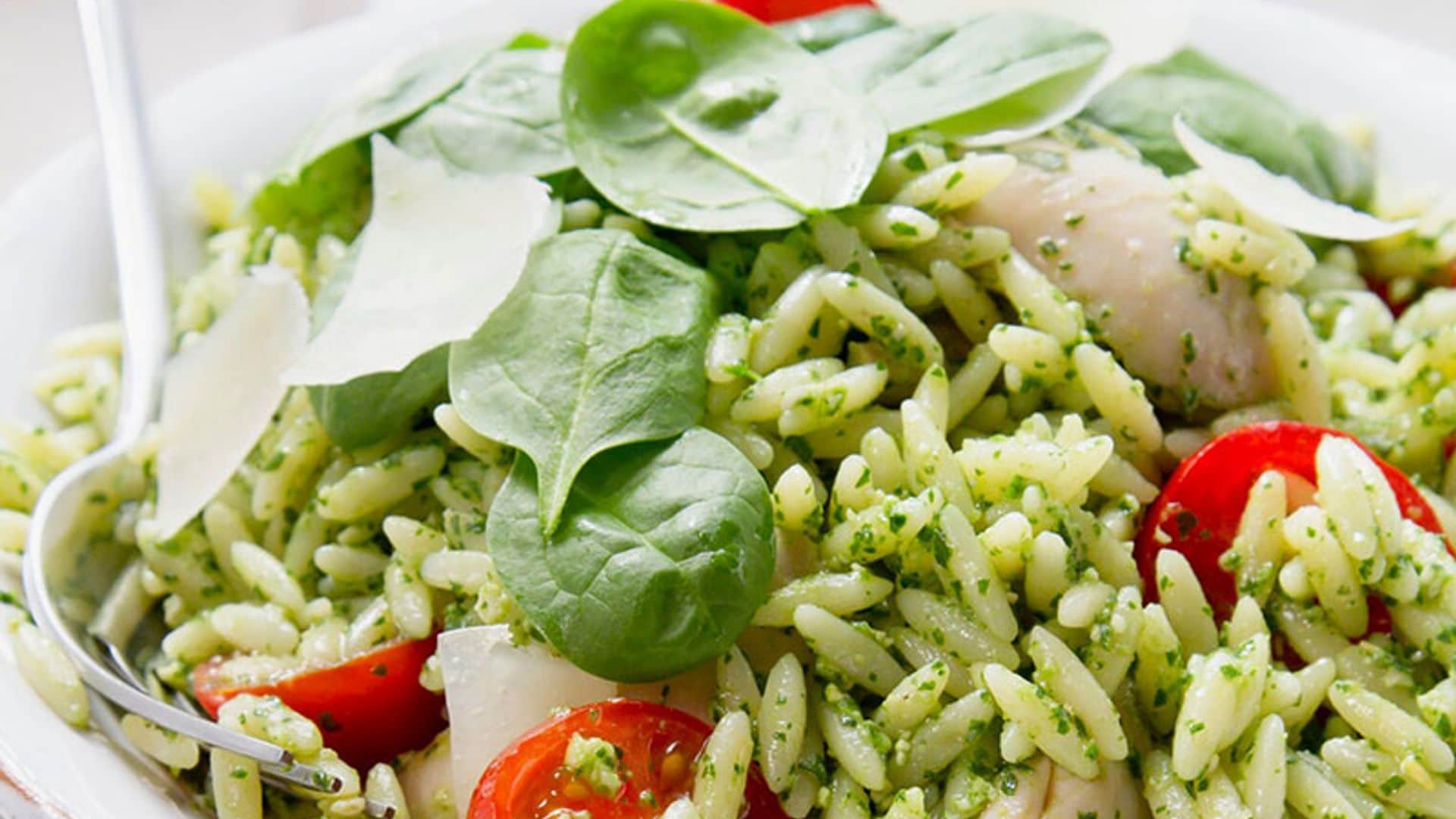 Ensalada de orzo y pollo con salsa pesto