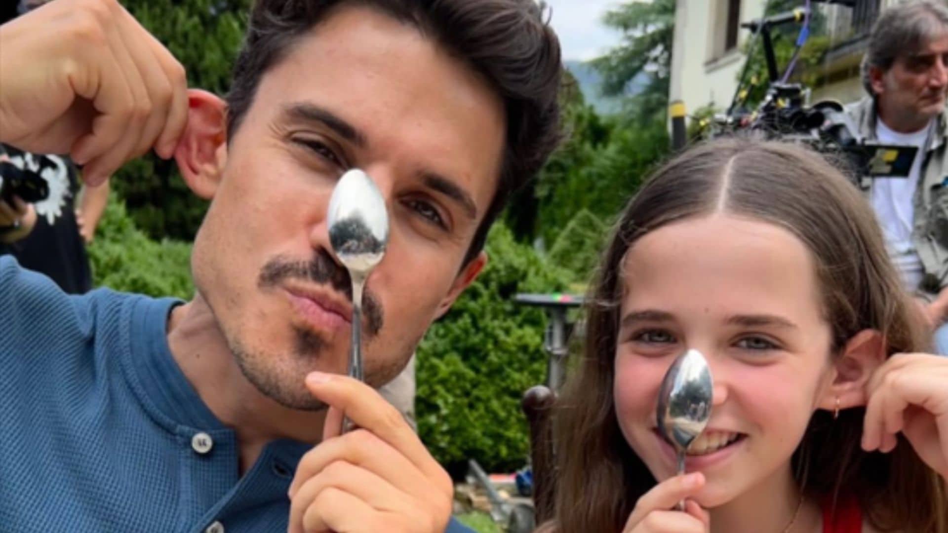 Descubrimos el lado más tierno de Álex González con su joven compañera de rodaje, ¡qué monos!