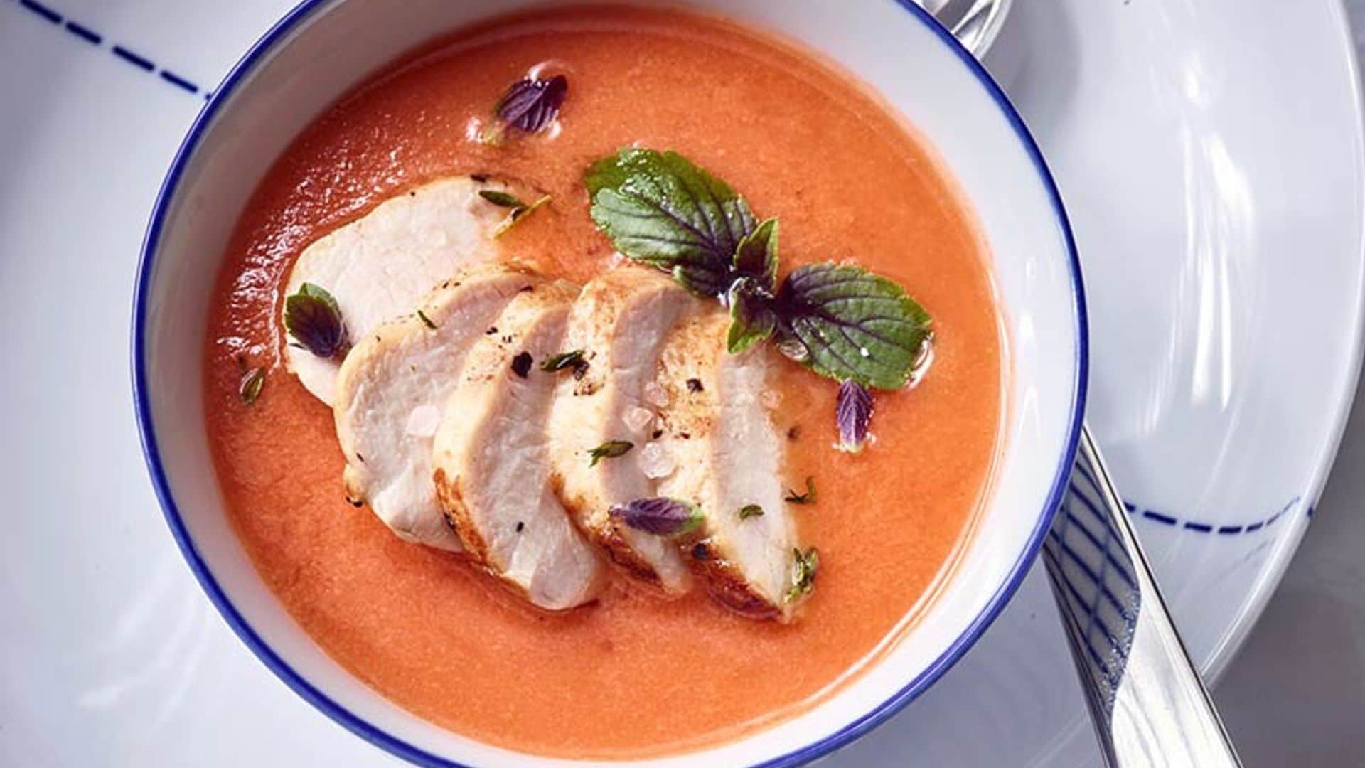 Sopa de tomate con medallones de 'rablé' de conejo a la plancha