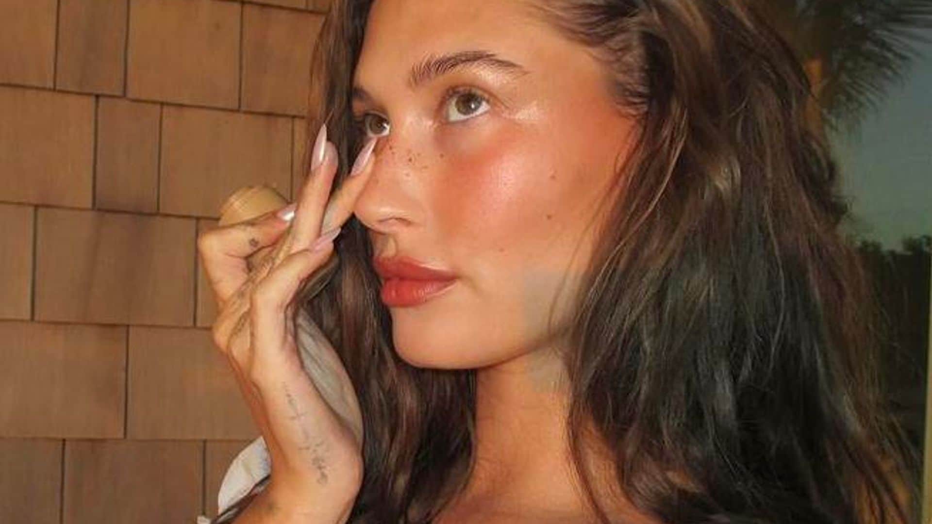 Consigue el bronceado perfecto al estilo de Hailey Bieber