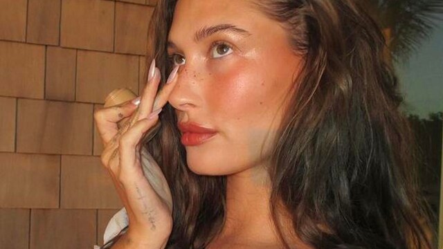 hailey bieber es experta en lucir un bronceado uniforme y deslumbrante