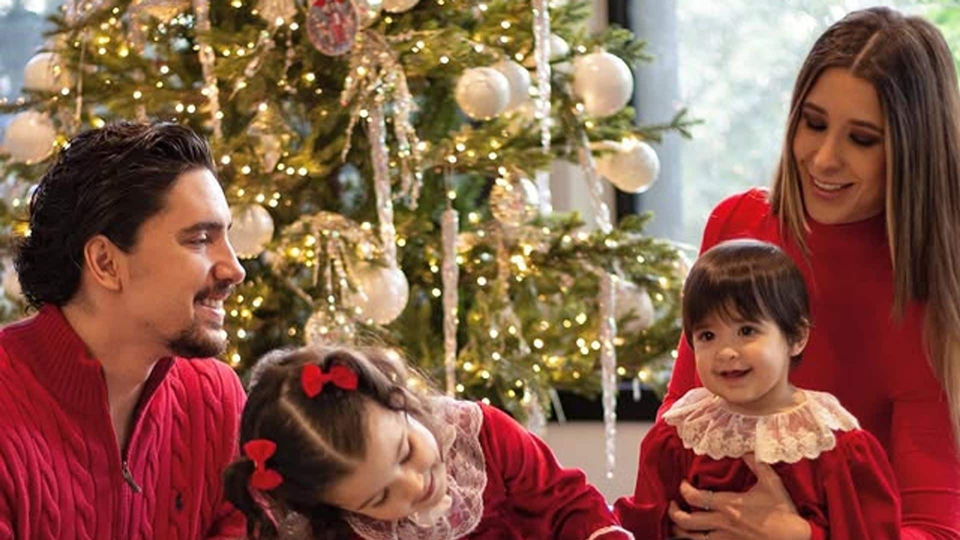 Alex Fernández y Alexia Hernández con sus hijas Mía y Nirvana