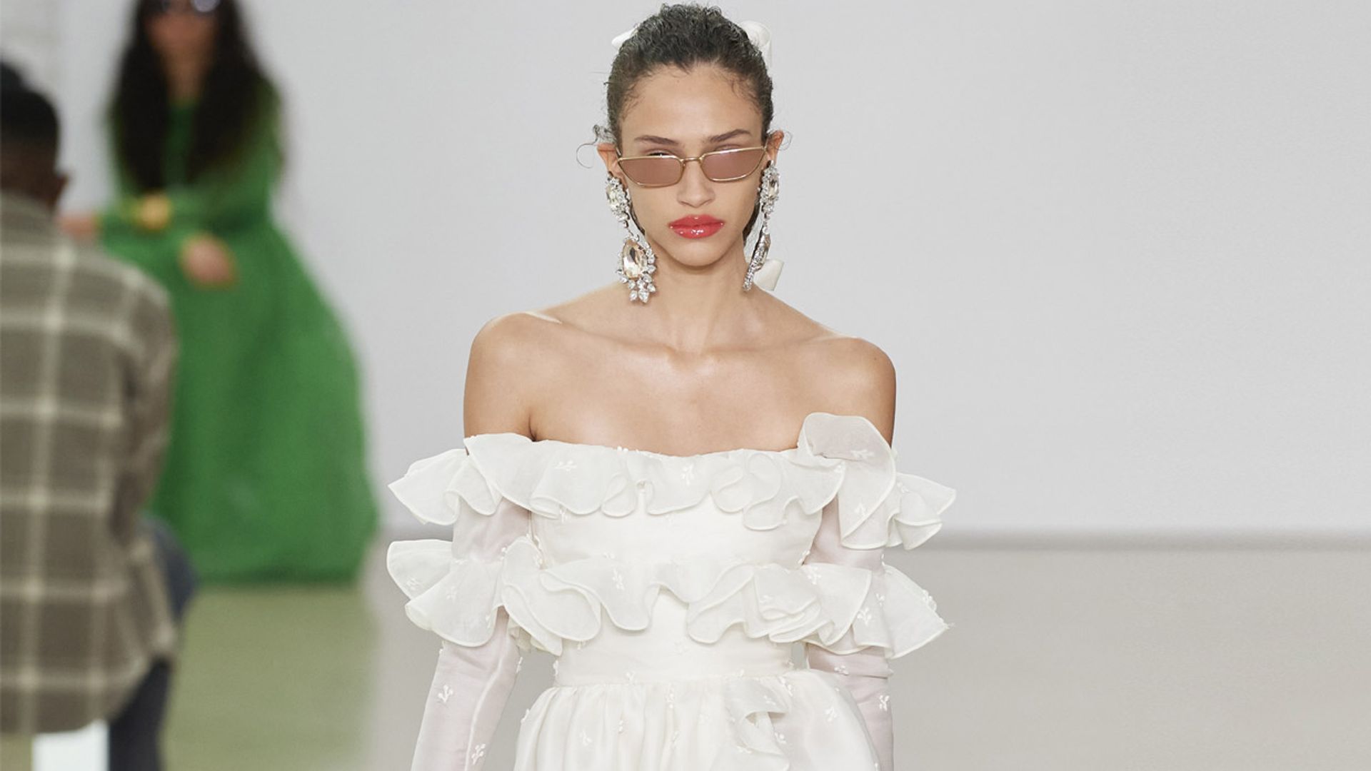 ¿Flores románticas junto a 'crop tops'? La última colección de Giambattista Valli es la mezcla perfecta