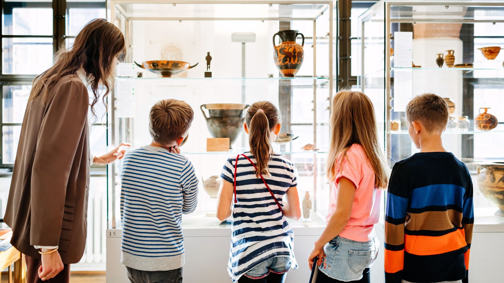 Niños visitan un museo