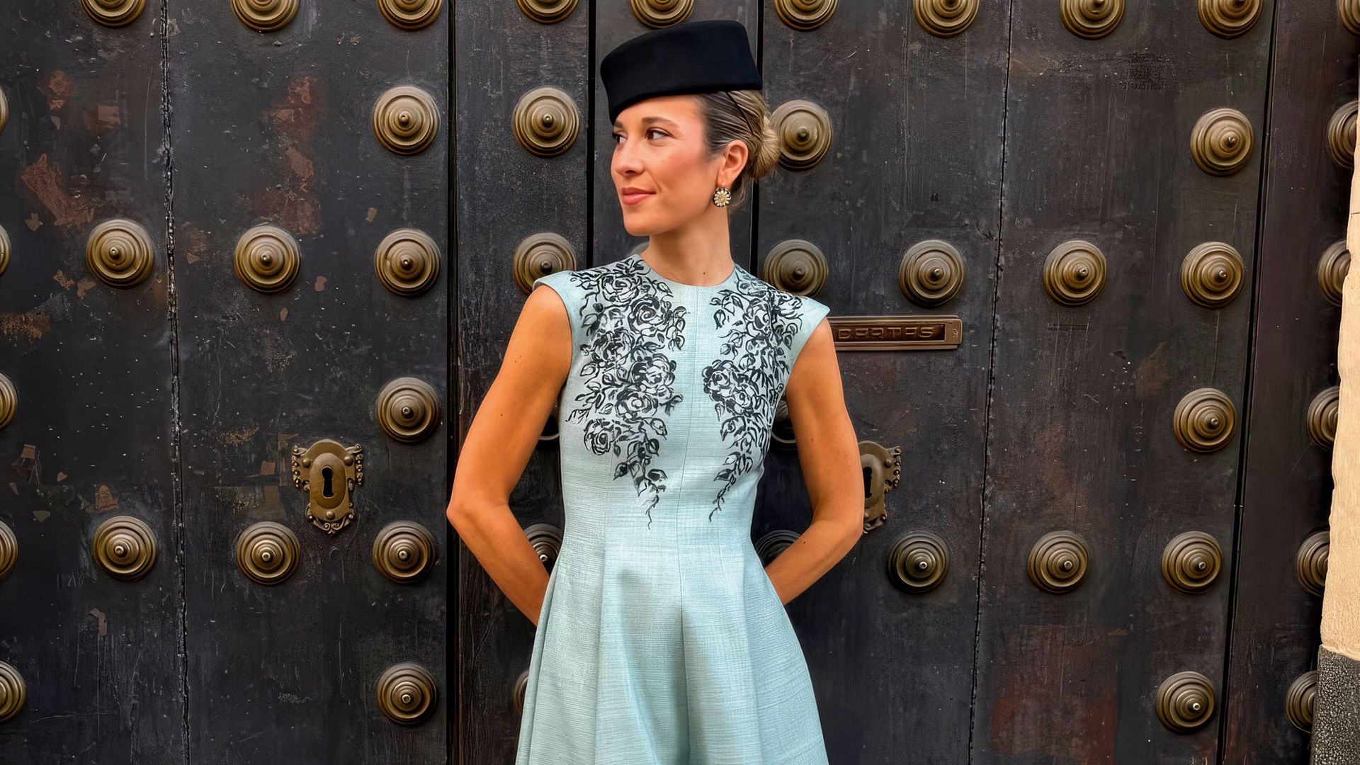 Inés de Cominges enfundada en un vestido azul cielo