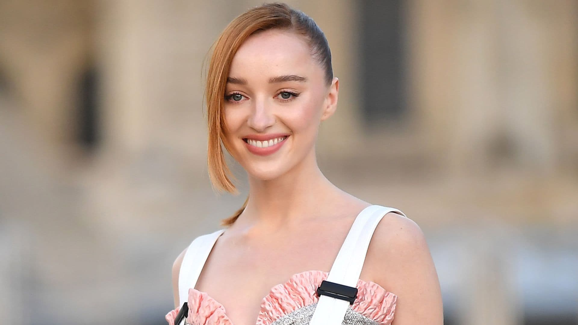 El doble moño de Phoebe Dynevor o cómo la actriz de 'Los Bridgerton' reinventa los looks de siempre