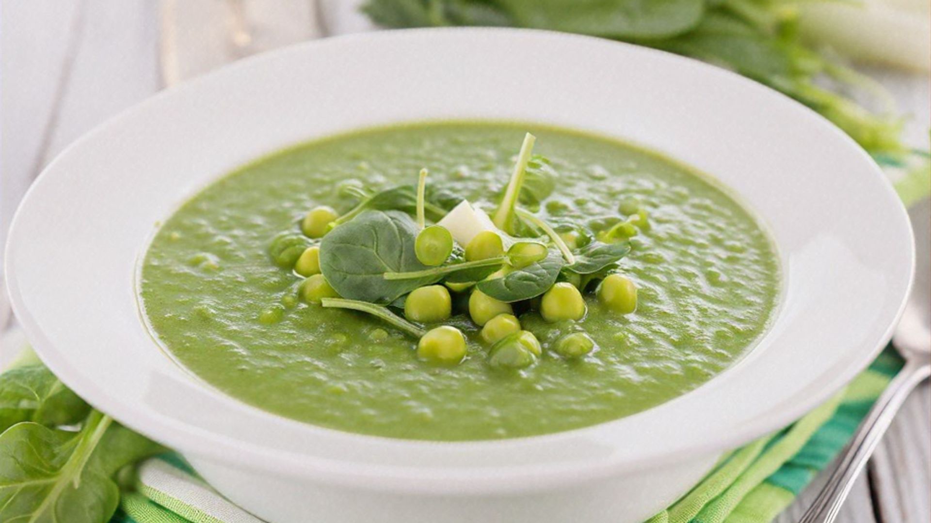 Gazpacho de espinacas y guisantes congelados