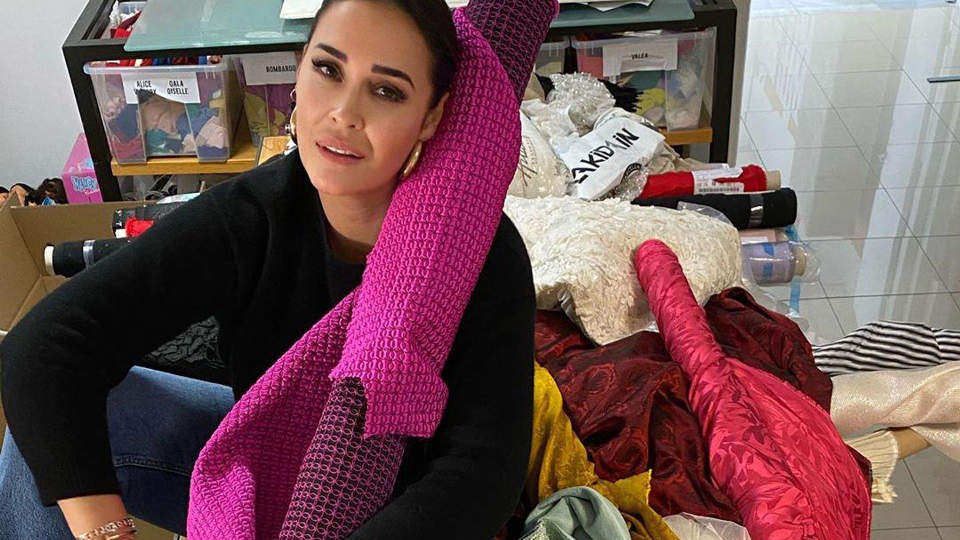 De los trajes de novia a las batas: la genial idea de Vicky Martín Berrocal para ayudar en esta crisis