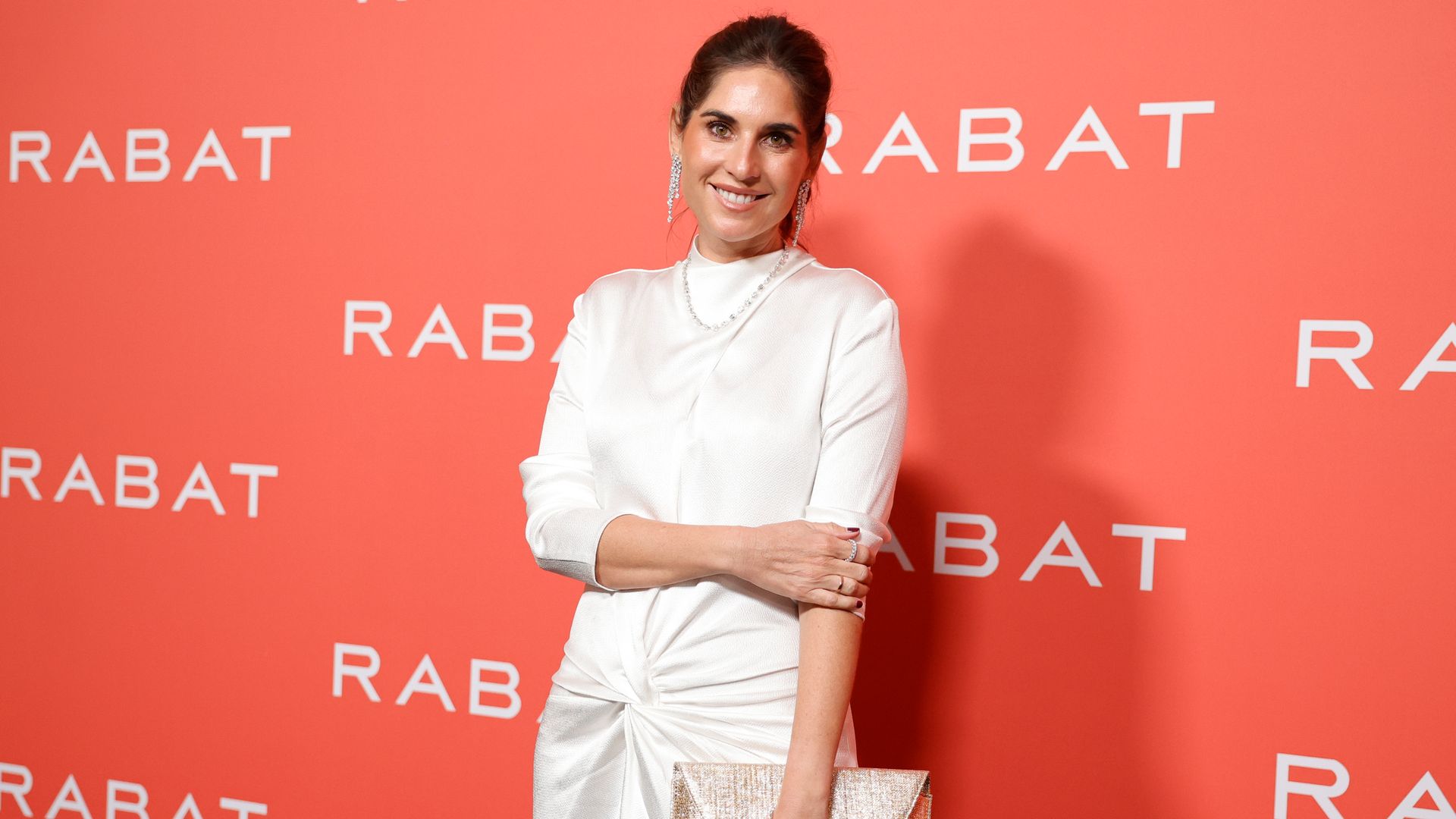 Lourdes Montes, radiante en Madrid con el look de invitada que no falla: vestido minimal y joyas de diamantes