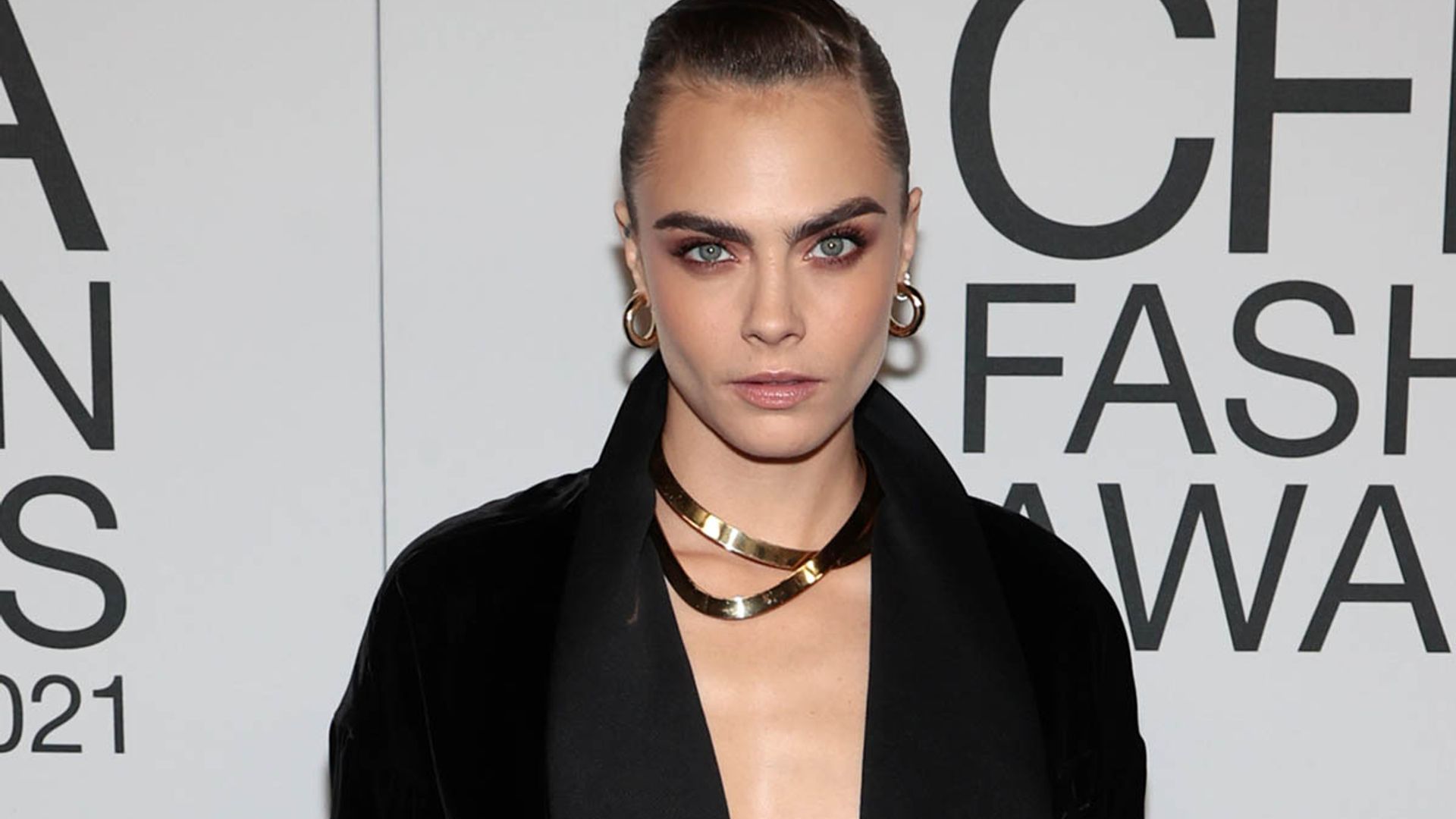 ¿Cara Delevingne o Ashley Olsen? Dos looks (muy) fáciles que agrandan los ojos