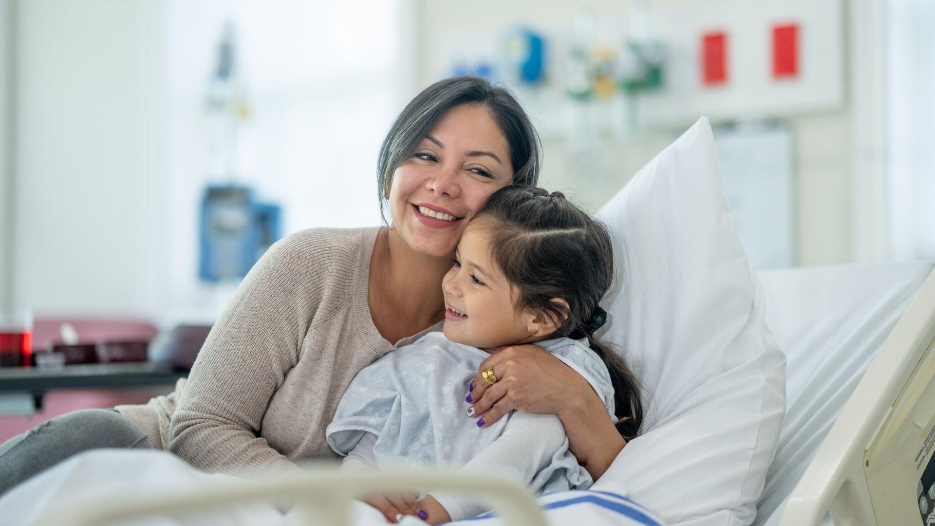 Padres de niños dependientes: la realidad del día a día cuando salen del hospital