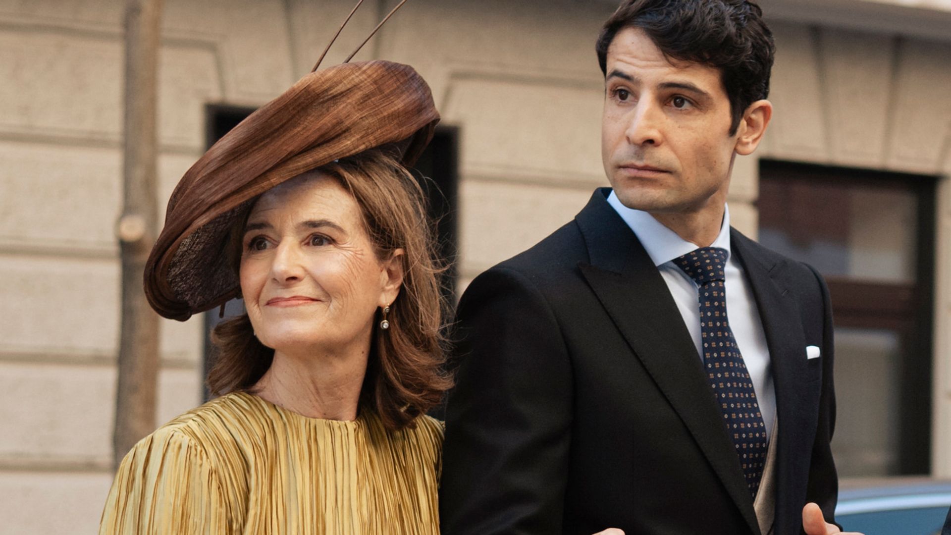 La madrina madrileña del tocado tipo plato y vestido con dos texturas: "el lazo de la falda marcaba completamente la diferencia"