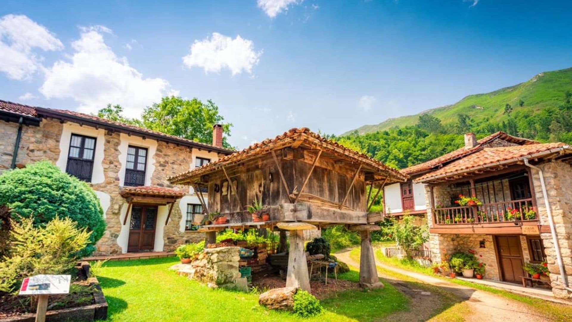 Espinaredo, el «pueblín» con más hórreos de Asturias
