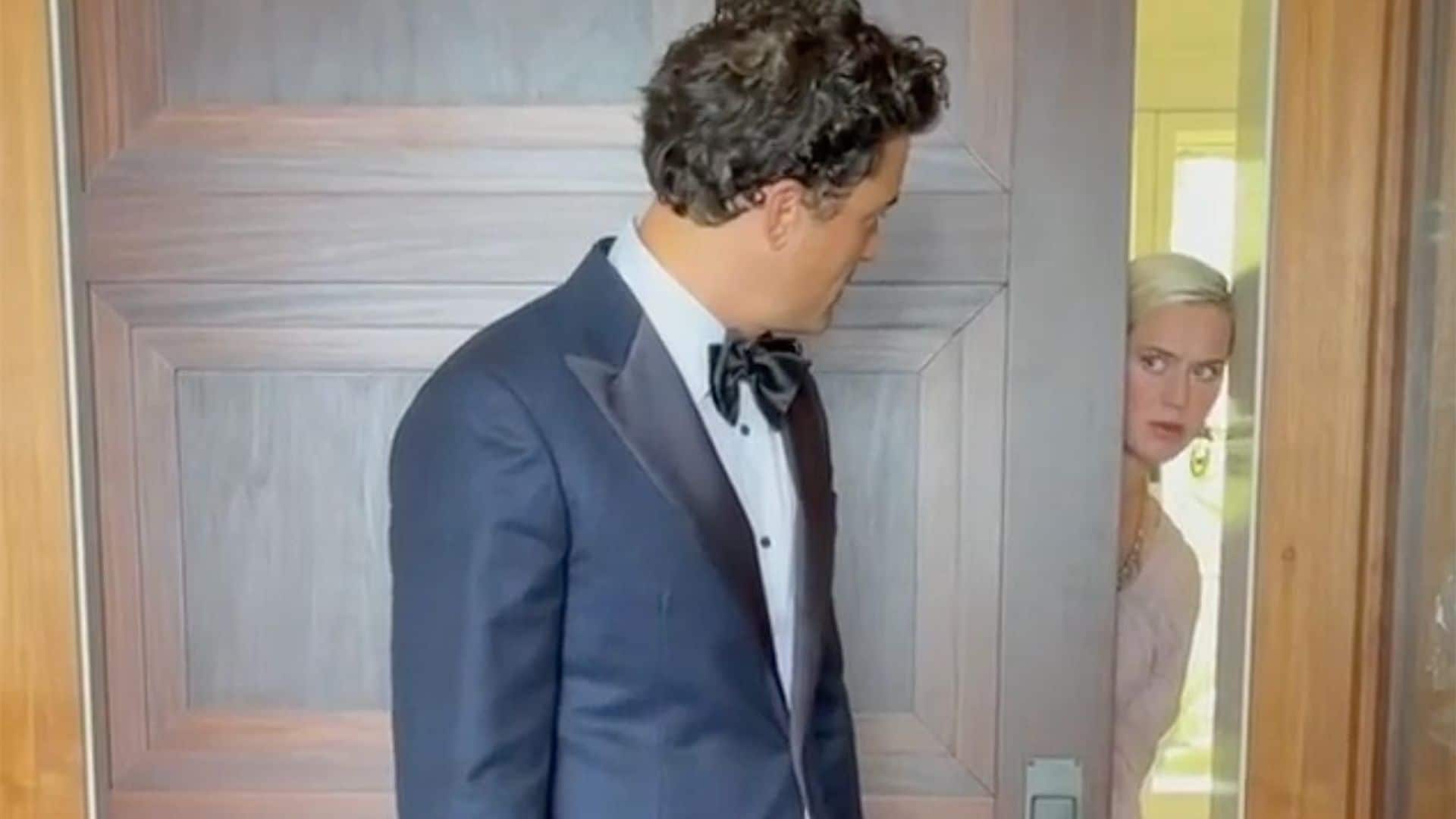 El divertido video de Katy Perry 'colándose' en el posado de Orlando Bloom
