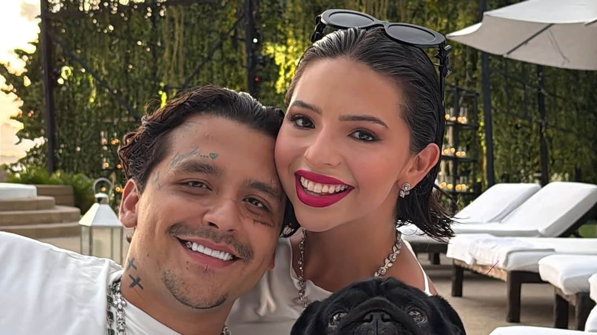 Nodal y Ángela Aguilar con Gordo, el perro consentido de la familia Aguilar.