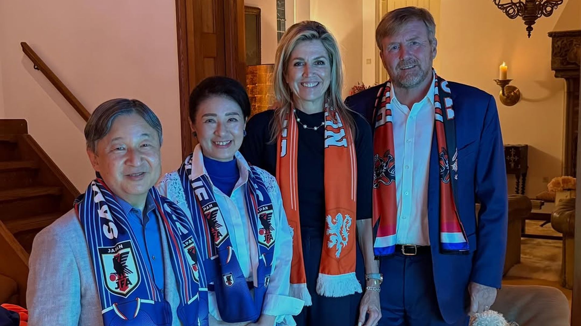 Guillermo y Máxima de Holanda con Naruhito y Masako de Japón viendo un partido del Mundial