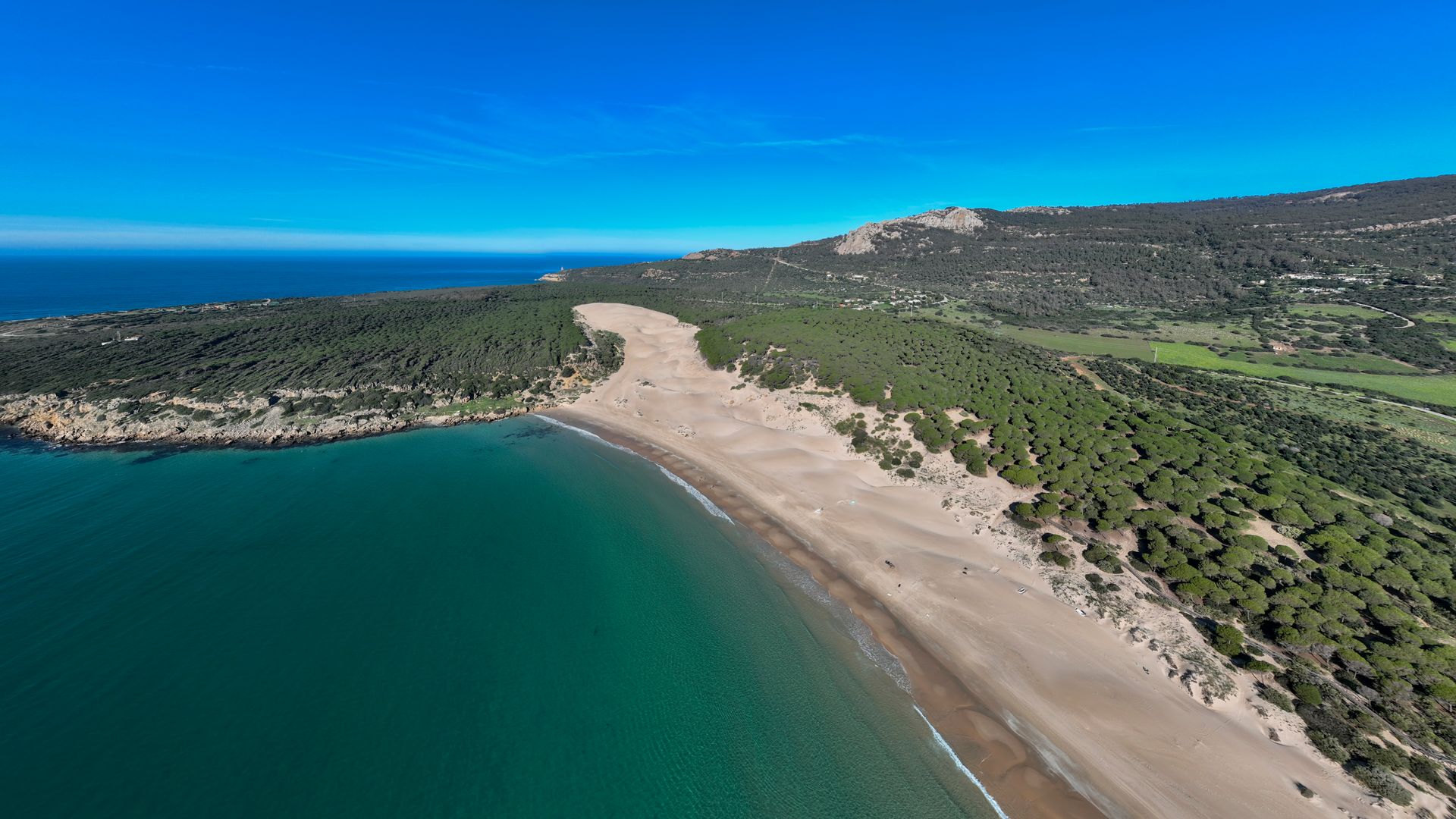 Vista aéra de la espectacular playa de Bolonia en Cádiz