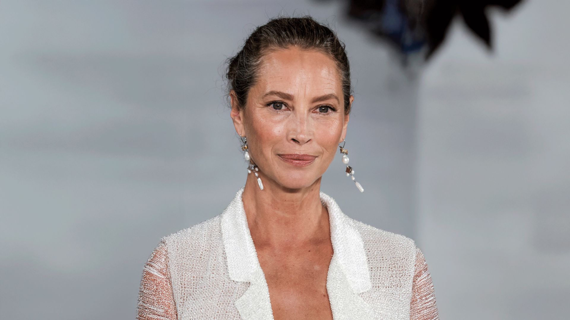 Ponerse crema hidratante varias veces al día: el secreto de Christy Turlington a los 57
