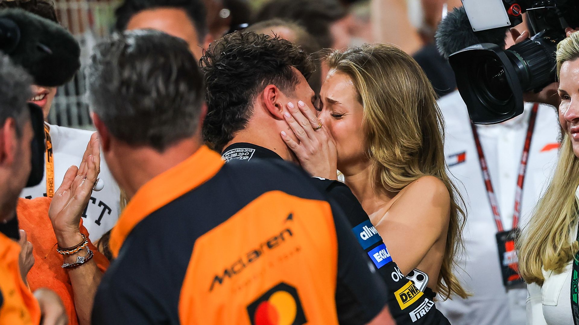 El beso de Lando Norris a su novia Margarida Corceiro tras ganar el campeonato del mundo