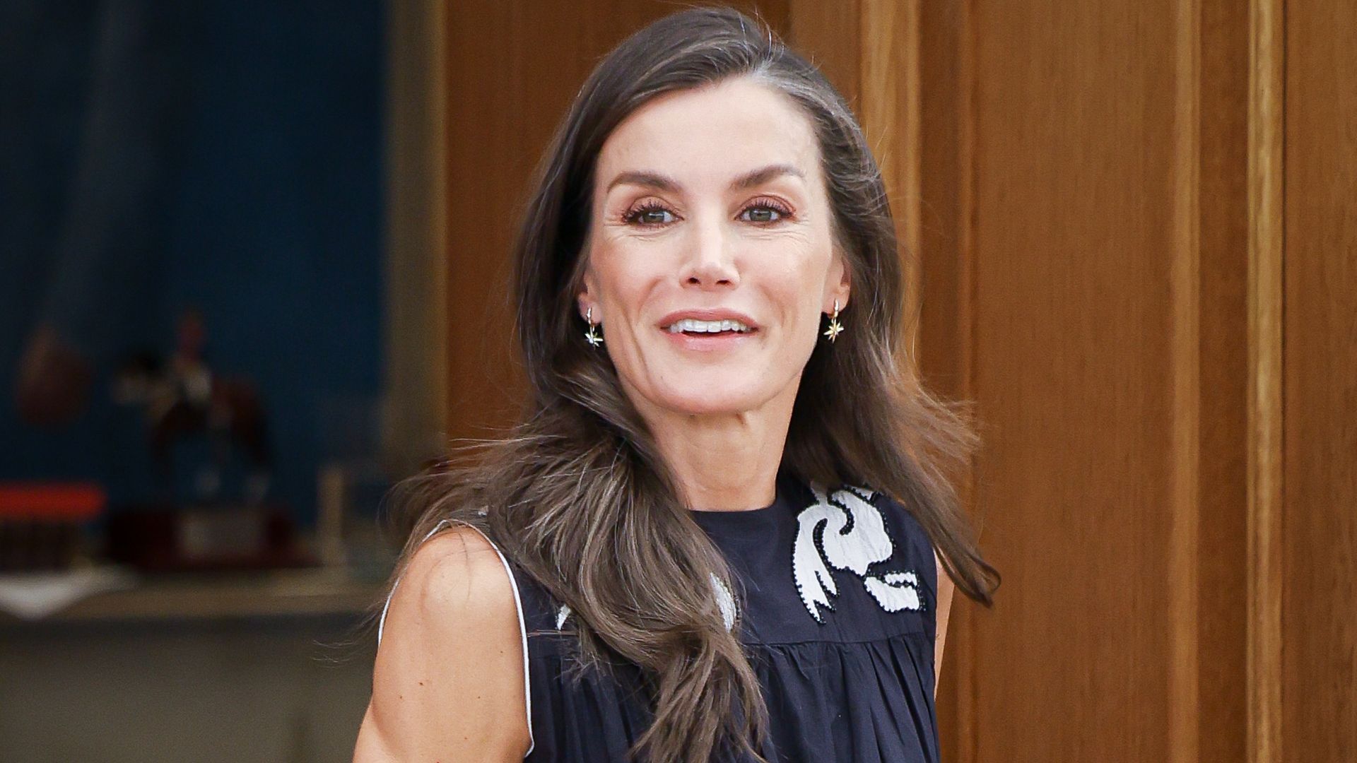 La reina Letizia cambia los vestidos rojos del Mundial por otro emotivo guiño: pendientes con las dos estrellas de la Selección