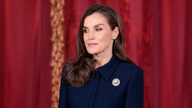 La reina Letizia modifica un broche de perlas histórico y estrena un conjunto clásico de tweed 'navy'