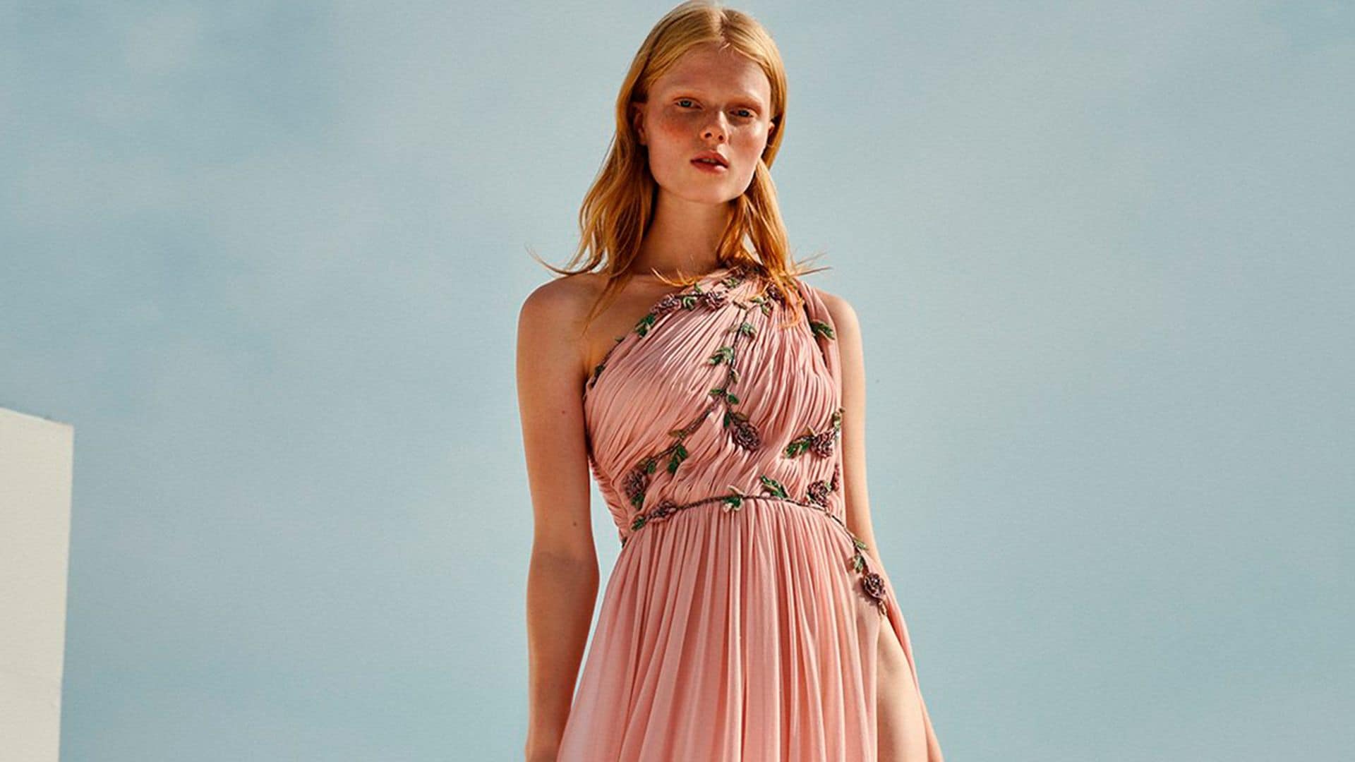 12 vestidos lisos muy alegres para invitadas que no quieren estampados