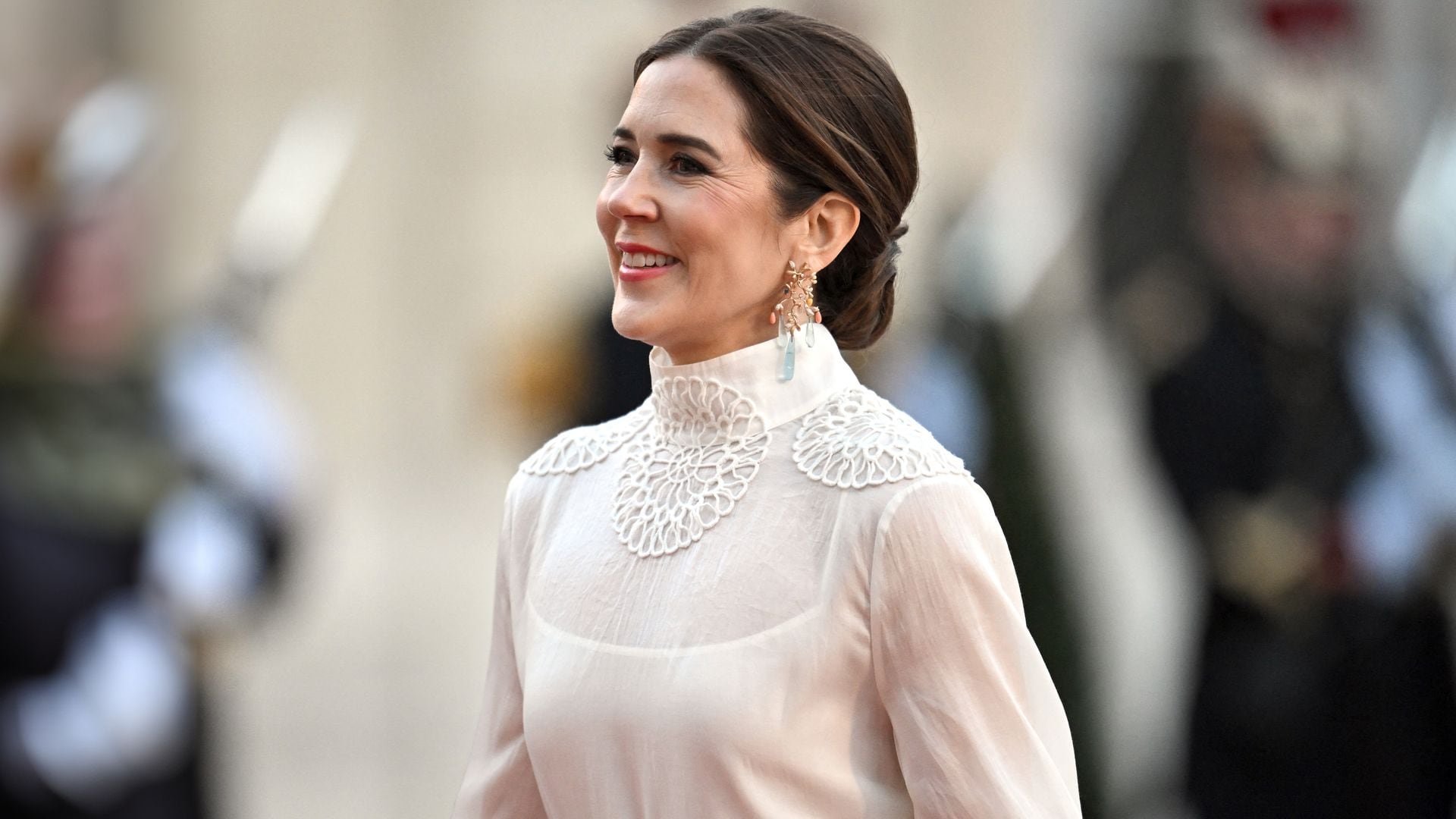 Los 5 looks al detalle de Mary de Dinamarca en Francia: blusas románticas y joyas de diamantes
