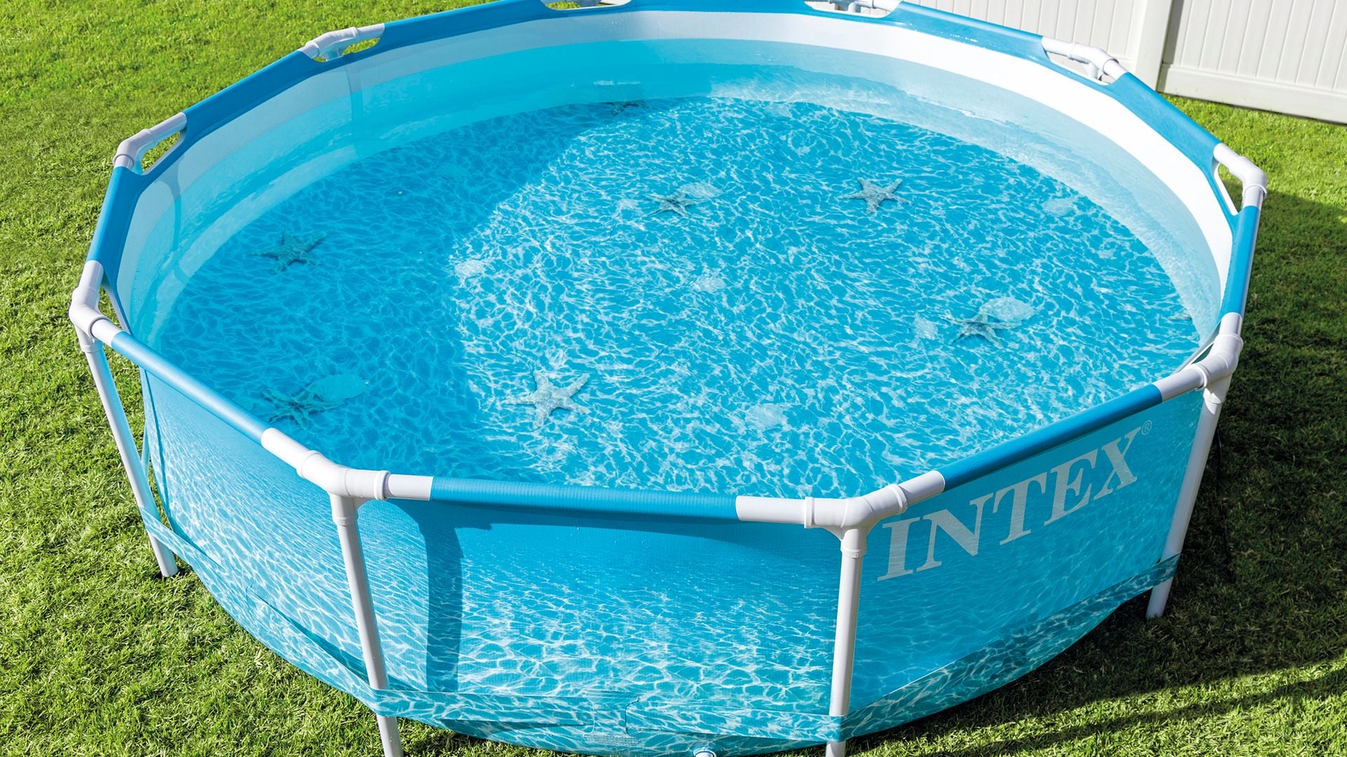 Piscina desmontable de PVC en jardín con césped
