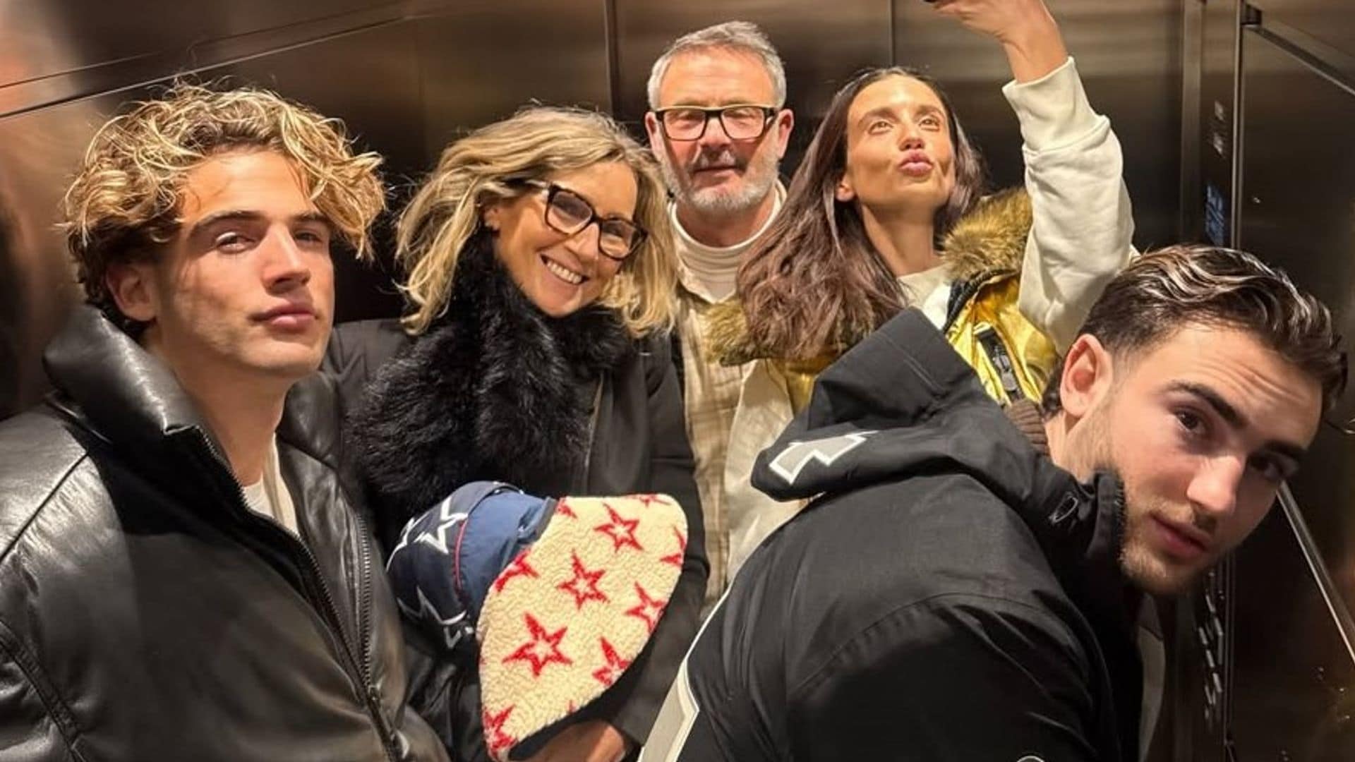 María Pedraza con su novio, Jason Fernández, su cuñado y sus suegros