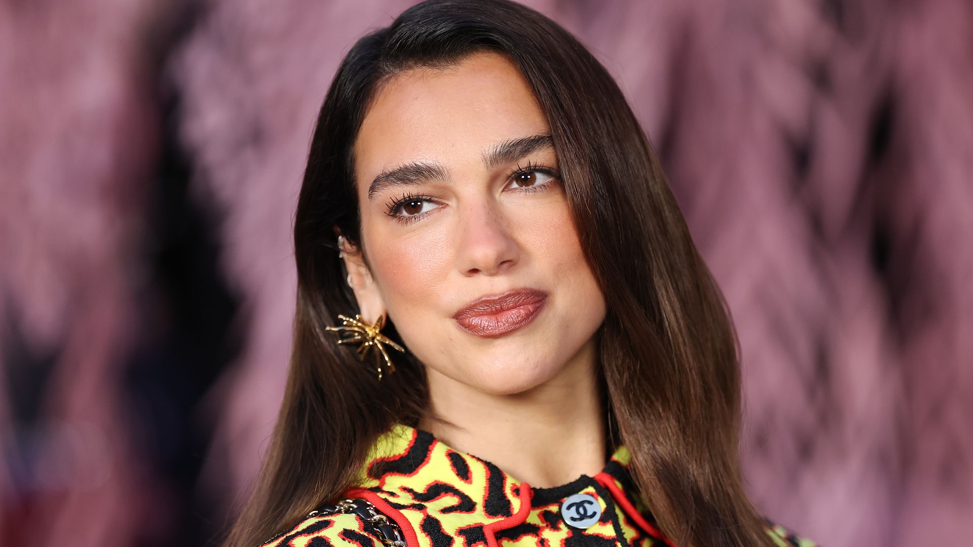 Rostro de Dua Lipa con traje de Chanel y pendientes de estrella en el desfile de enero de 2026 en Paris