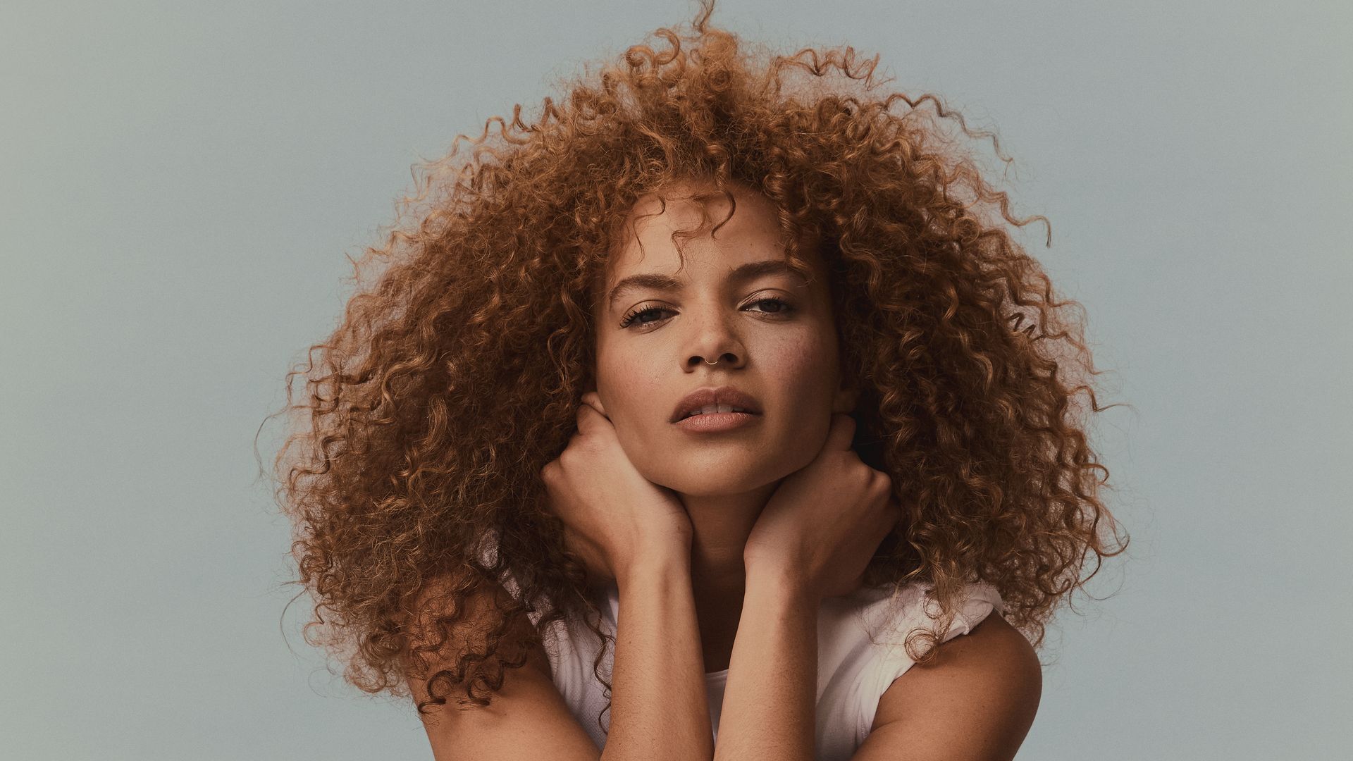 Leslie Grace, ‘La Princesa de la Bachata’, regresa a la música con ‘Amor, ¿Quién Eres?’.