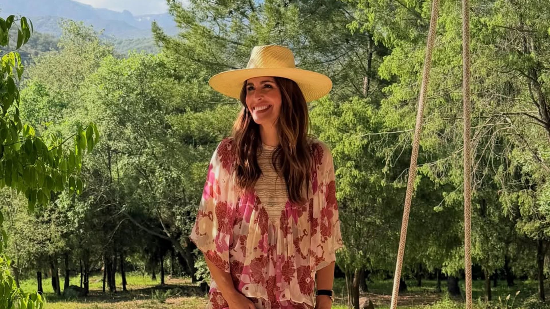 El posado en bañador con el que Nuria Roca y Juan del Val inauguran el verano desde su paraíso en Candeleda