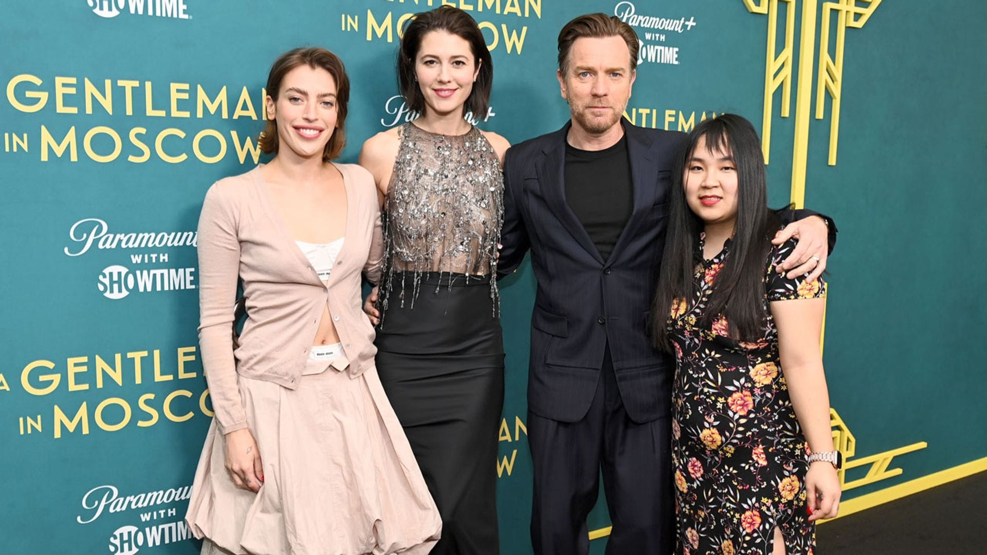 El actor Ewan McGregor posa con su mujer y dos de sus hijas zanjando así sus anteriores rencillas familiares