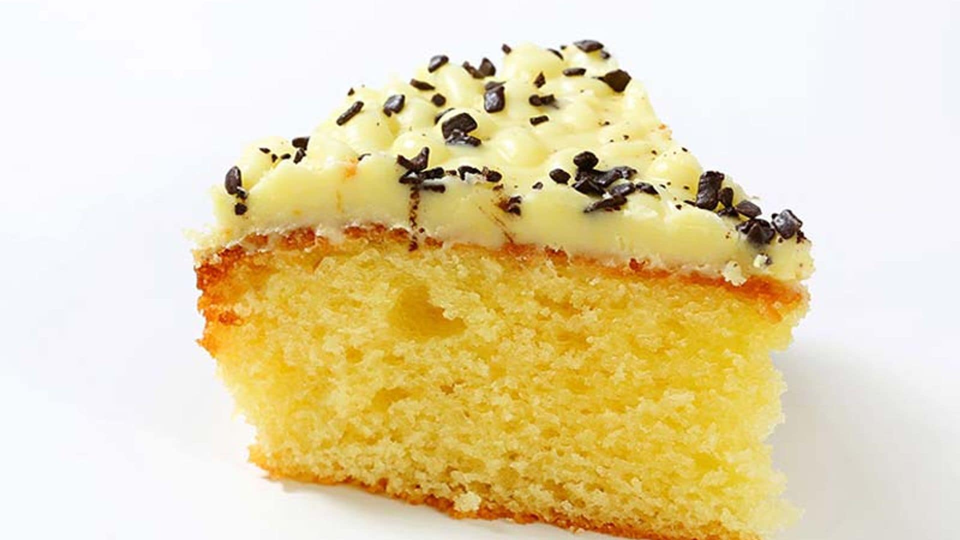 Bizcocho con cobertura de crema de mantequilla y limón