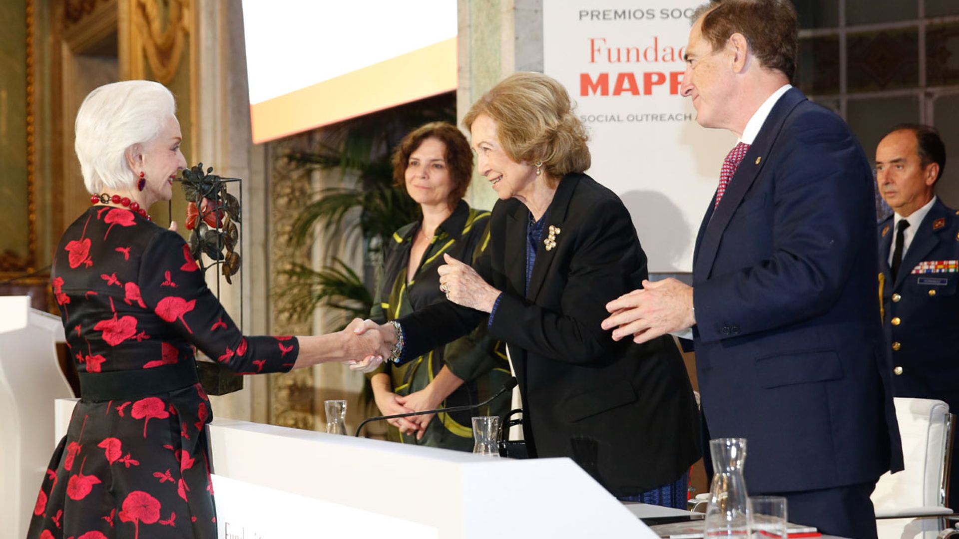 La reina Sofía y la infanta Elena premian a Carolina Herrera por su exitosa trayectoria profesional