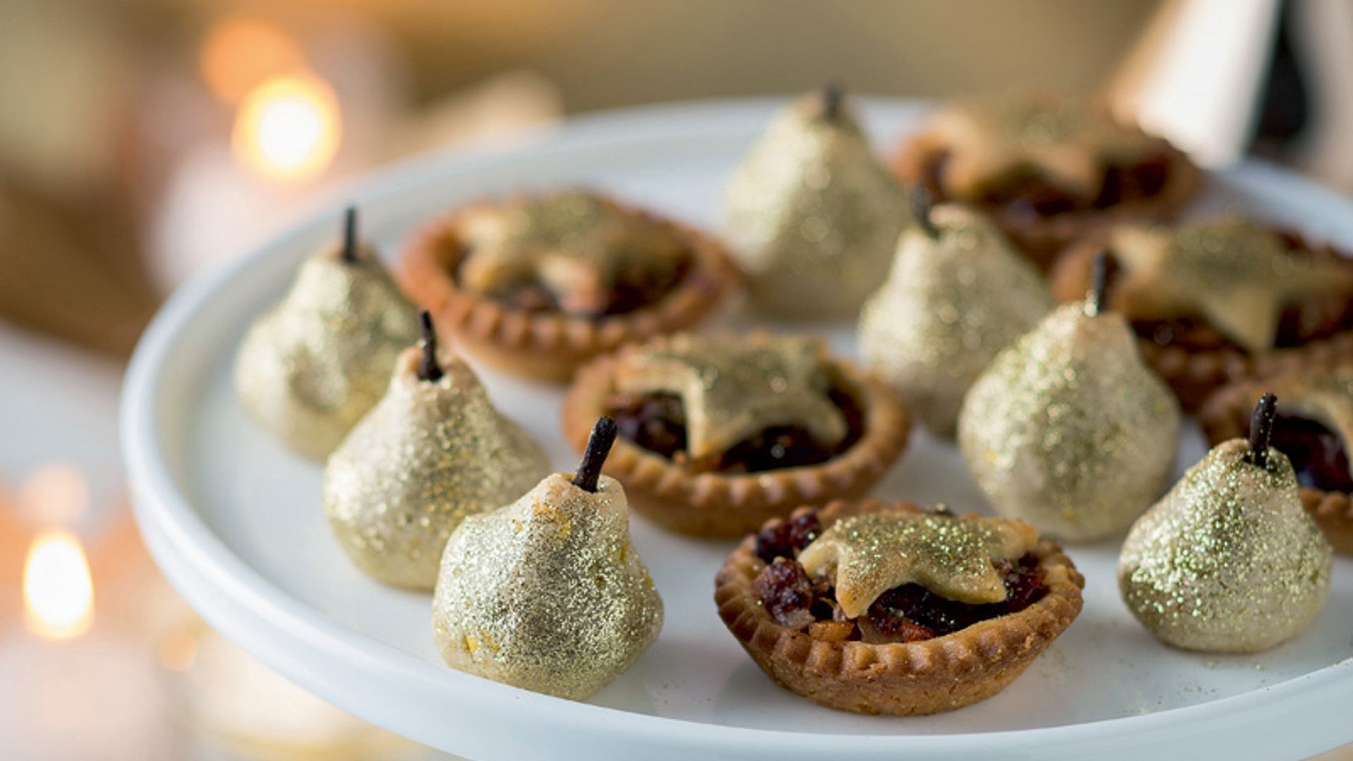 Tartaletas de chocolate y peras de mazapán dorado