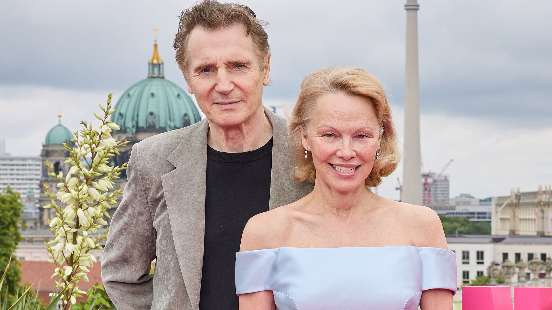Pamela Anderson conquista a los amigos de la esposa fallecida de Liam Neeson, Natasha Richardson
