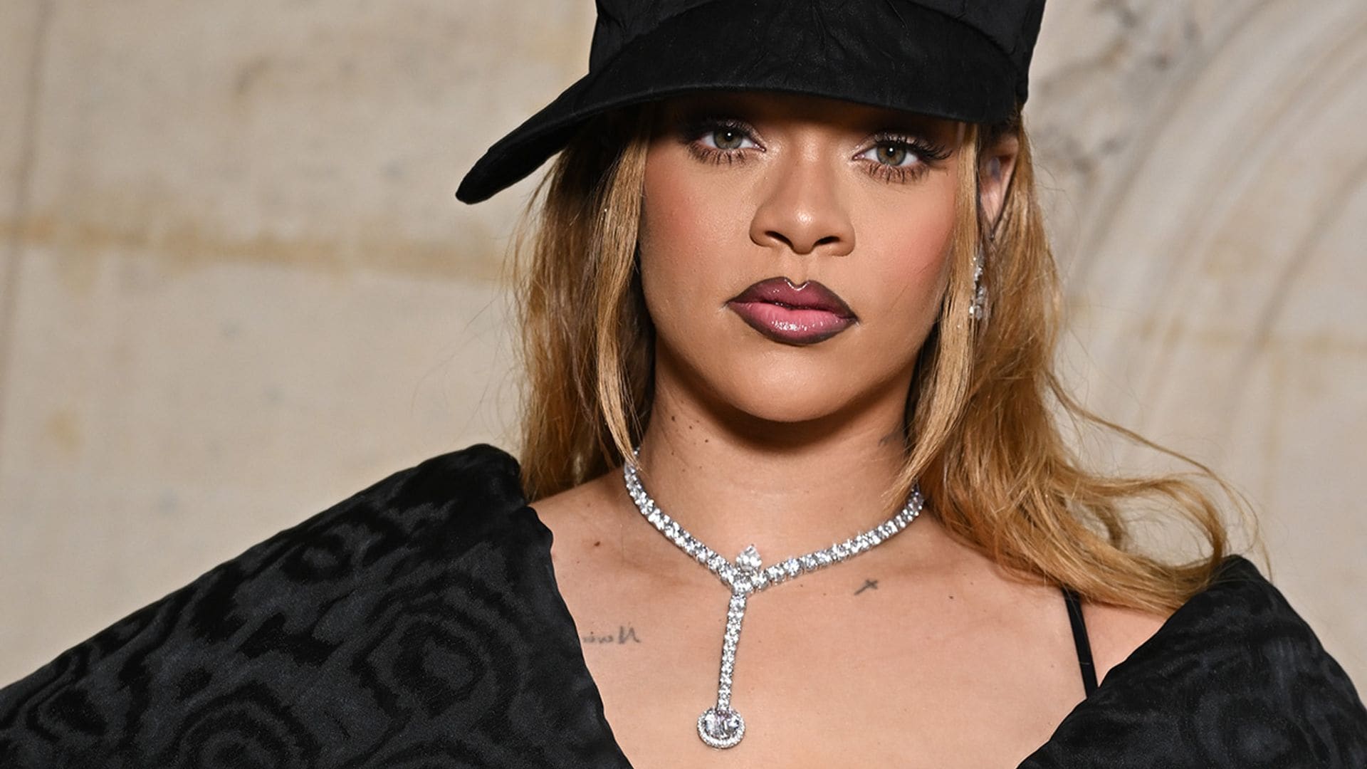 Rihanna protagoniza el momento más divertido de la Alta Costura de París al conocer a Natalie Portman