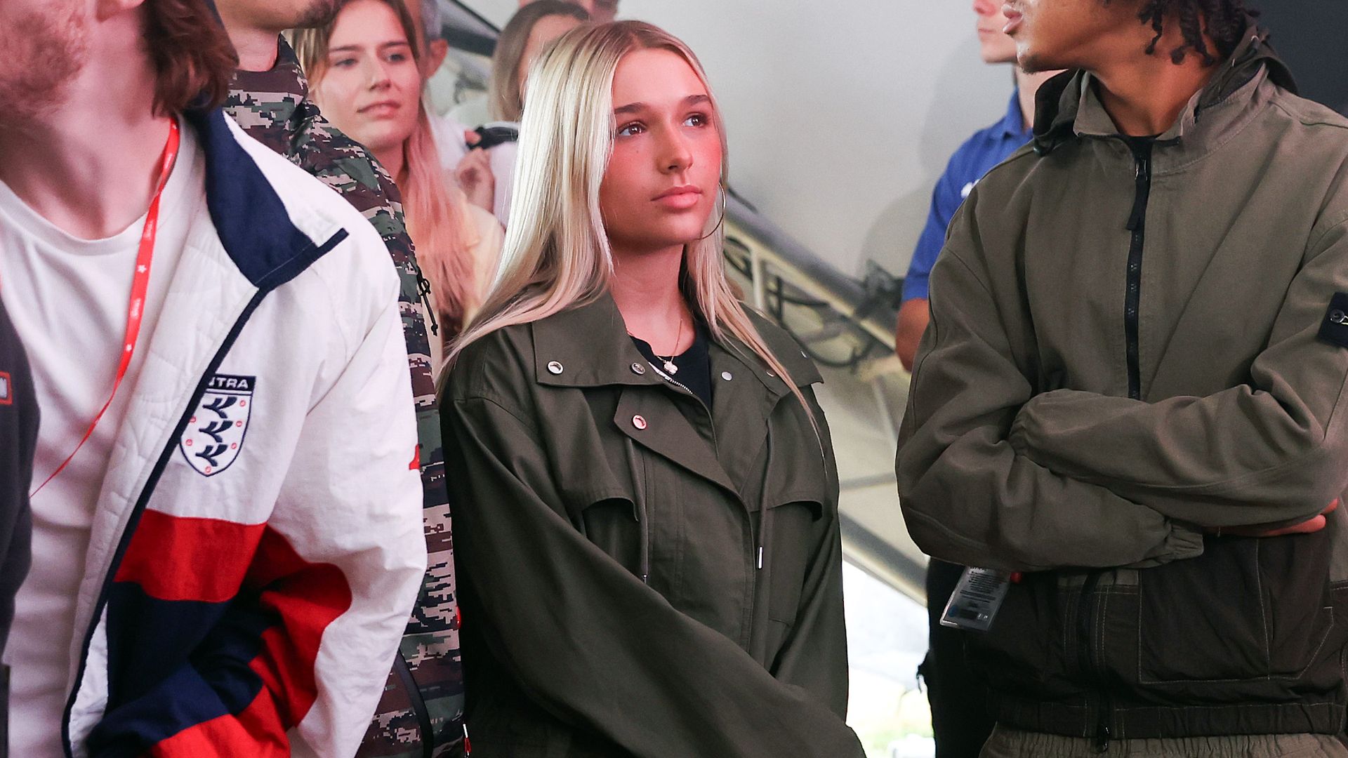 Harper Beckham se va de festival con un look de otoño lluvioso que rinde homenaje a un icono de los 90