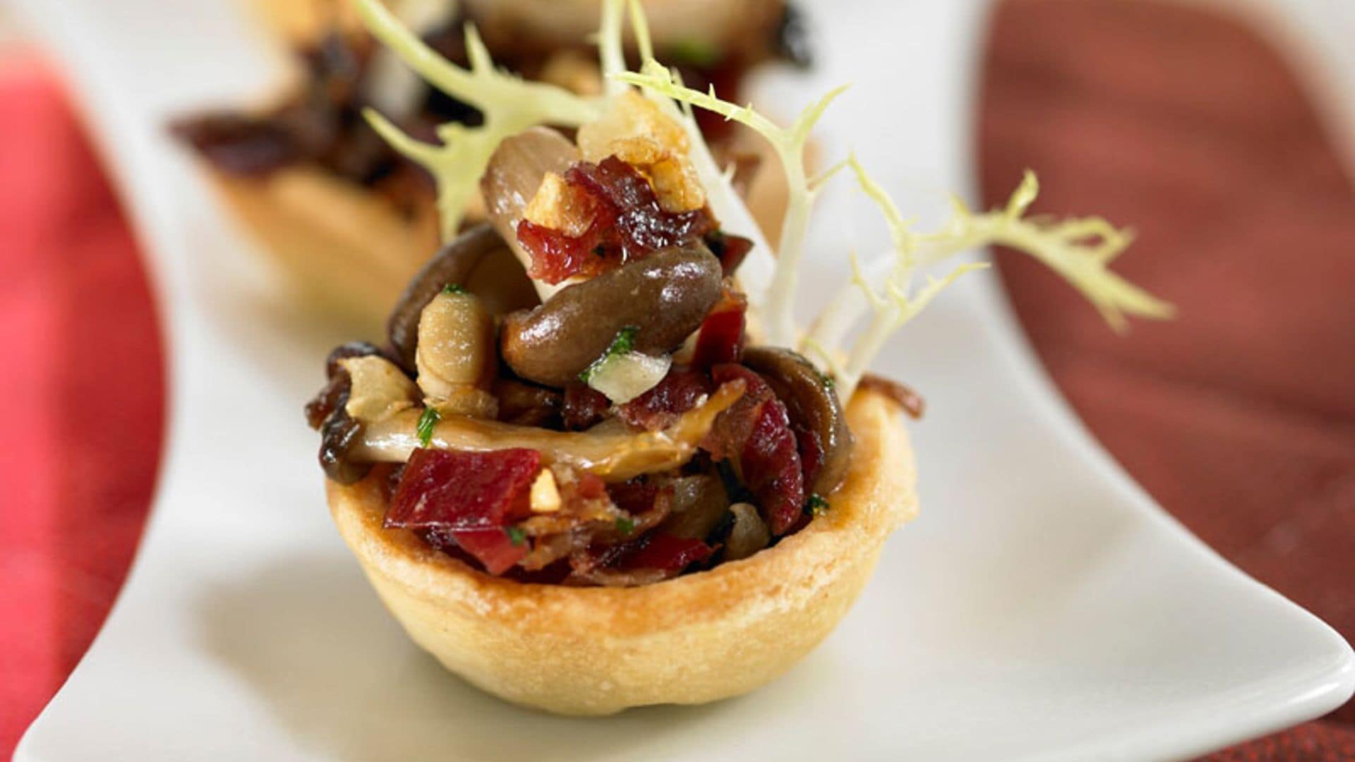 Tartaletas rellenas de salteado de setas con jamón ibérico